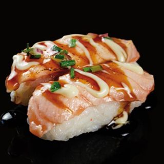 96. Nigiri de salmón flameado (4 pzs.)