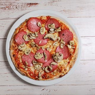 Pizzas Salami Y Champinones