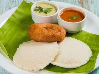 Idli And Methu Vada (2 Pzas.)