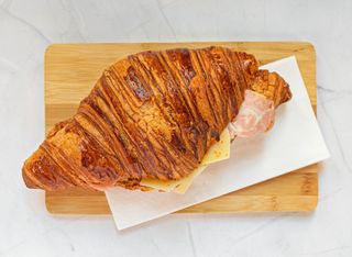 Croissant De Jamón Y Queso