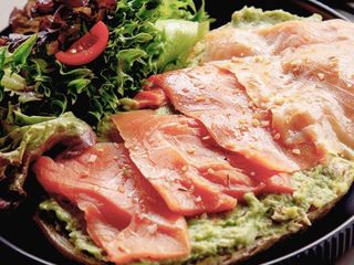 Café + tostada de salmón y aguacate