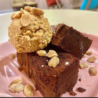 Brownie Con Helado De Cacahuete