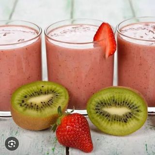 Zumo De Kiwi Y Fresa