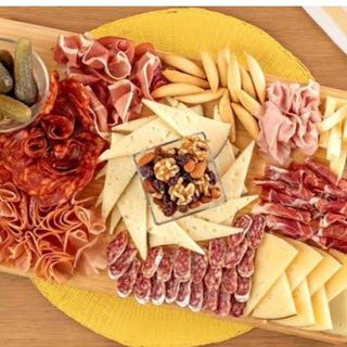 Tabla mixta de embutidos y quesos con pan con tomate 