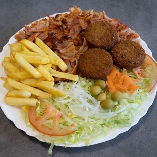Plato Combinado De Carne Con Ensalada Y Falafel
