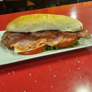 Bocadillo De Lomo Con Bacon Completo