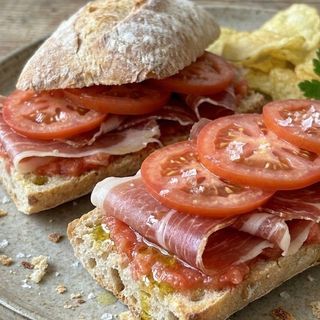 Bocadillo Serrano & Tomate