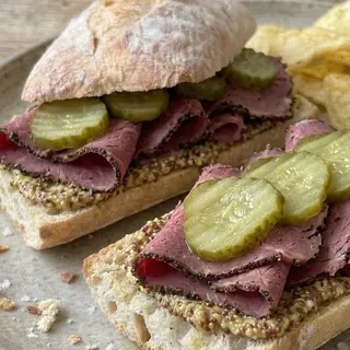 Bocadillo Pastrami & Pepinillos