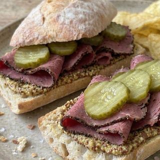 Bocadillo Pastrami & Pepinillos