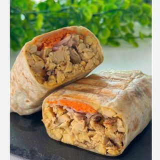 Burrito Con Pollo, Queso, Salsa Cheddar, Salsa Kebab Y Ensalada