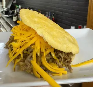 Arepa De Carne Desmechada Y Queso