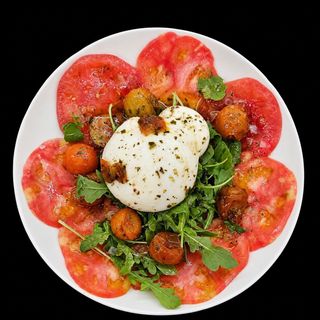 Ensalada De Burrata Con Vinagreta De Tomate Asado Y Aceite De Albahaca