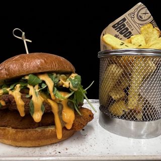 Pollo Crujiente, Cheddar Ahumado, Rucula Y Mayonesa Gochu Jang