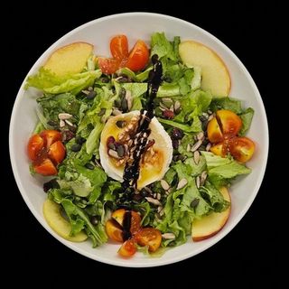 Ensalada De Queso De Cabra Con Frutos Secos, Manzana Y Vinagreta De Miel