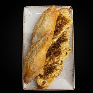 Pechuga De Pollo, Queso Brie, Cebolla Crujientey Mayonesa De Miel Y Mostaza