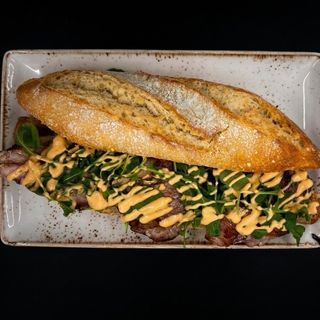 Secreto Iberico Rucula Y Mayonesa De Siracha