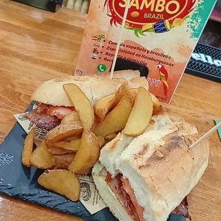 Bocadillo de lomo con queso