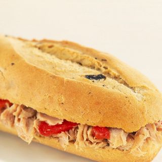 Bocadillo de atún con piquillo y tomate