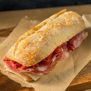 Bocadillo de jamón con tomate