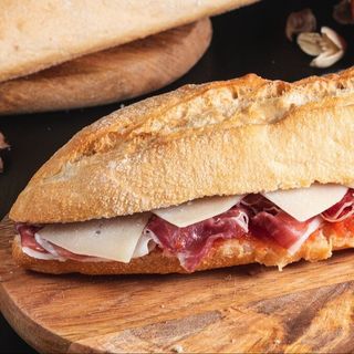 Bocadillo de jamón con queso