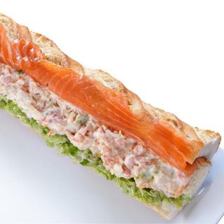 Bocadillo de salmón con palito