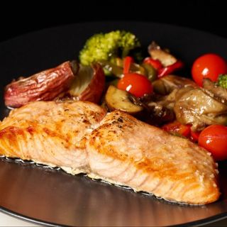 Salmón con verduras de temporada