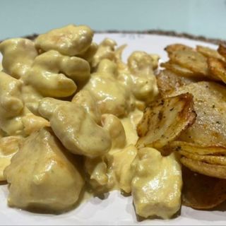 Pollo con salsa de mostaza y patatas fritas