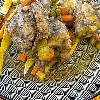 Pollo a la jardinera con patatas fritas 