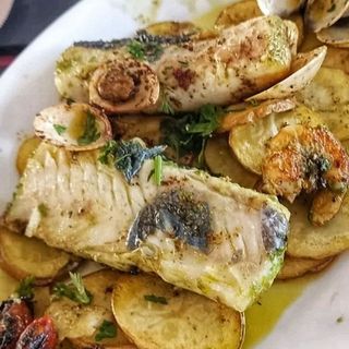 Merluza en salsa verde con patatas fritas