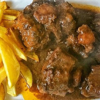 Carne al toro con patatas fritas