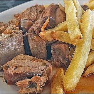 Atún encebollado con patatas fritas 
