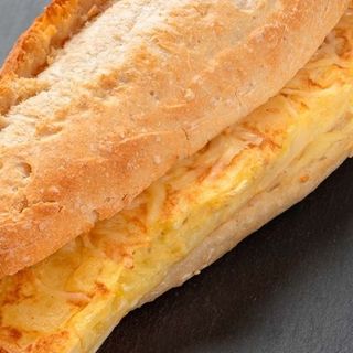 Bocadillo de tortilla de patatas casera - clásico de casa