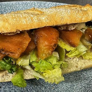 Bocadillo de salmón marinado