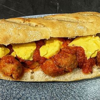 Bocadillo de albóndigas en tomate y queso cheddar - ideal para cena