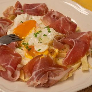 Tapa De Huevos Rotos Con Jamón