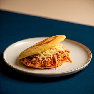 Arepa De Pollo Con Queso