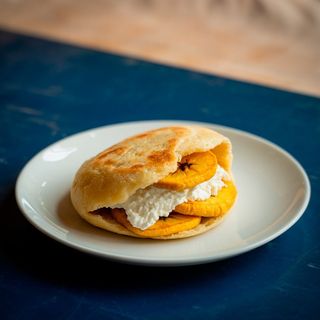 Arepa De Plátano Con Queso