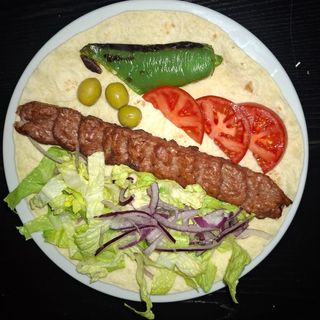 Brocheta de carne a la parrilla (1 ud.) y Ensalada