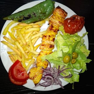 Brocheta de pollo a la parrilla (1 ud.) y Ensalada