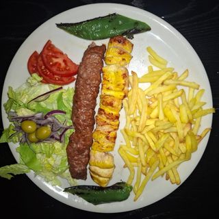 Brochetas mixtas a la parrilla (2 uds.) y Patatas