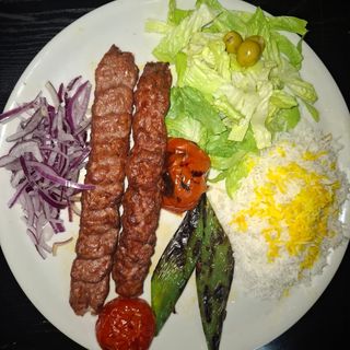 Brochetas de carne a la parrilla (2 uds.) y Arroz