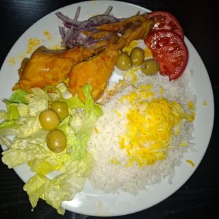 Guiso de 2 muslos de pollo y ensalada