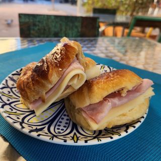 Medialuna Rellena De Jamón Y Queso