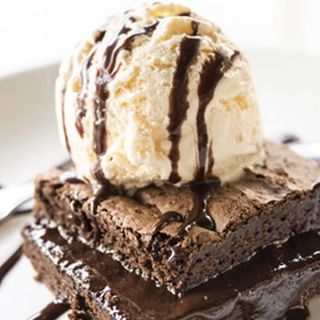 Brownie de chocolate con helado
