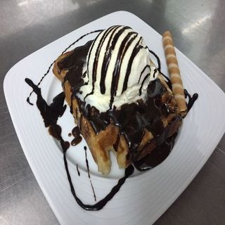 Gofre belga con helado de vainilla