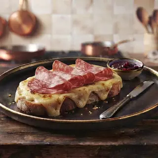 Tostada De Queso Y Salami