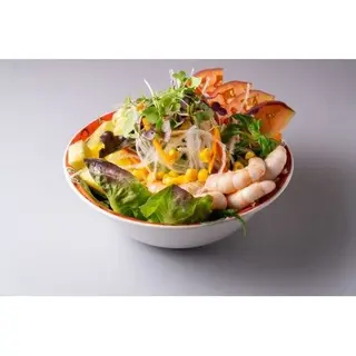 Ensalada Con Rollo De Primavera