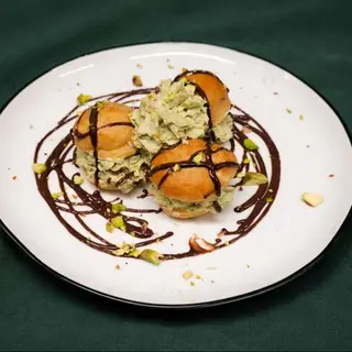 Profiteroles Con Crema De Pistacho Y Pistachos