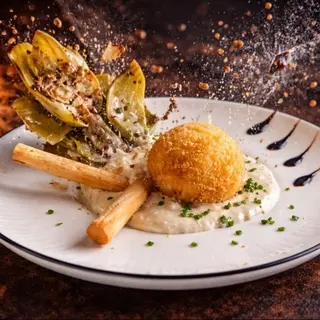 Alcachofas Con Huevo Poché Empanado Y Crema De Mozzarella