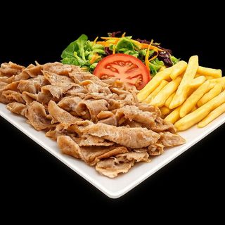 Plato Con Patatas Y Bebida